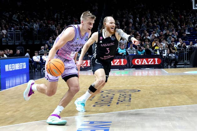 DEU, Basketball Champions League (BCL) , ALBA vs. BC Sabah, 16.12.2025, Uber-Arena, Berlin, DEU, Basketball Champions League (BCL) , ALBA vs. BC Sabah, im Bild Sam Griesel (ALBA Berlin 5), Hassani Gravett (Sabah BC Bak 3)