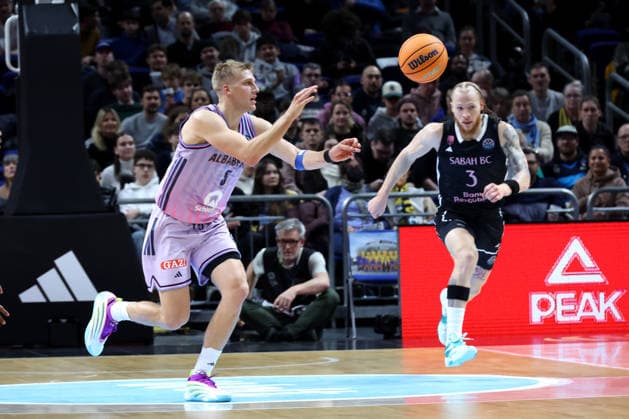 DEU, Basketball Champions League (BCL) , ALBA vs. BC Sabah, 16.12.2025, Uber-Arena, Berlin, DEU, Basketball Champions League (BCL) , ALBA vs. BC Sabah, im Bild Sam Griesel (ALBA Berlin 5), Hassani Gravett (Sabah BC Bak 3)