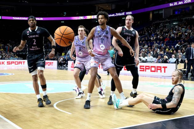 DEU, Basketball Champions League (BCL) , ALBA vs. BC Sabah, 16.12.2025, Uber-Arena, Berlin, DEU, Basketball Champions League (BCL) , ALBA vs. BC Sabah, im Bild Norris Agbakoko (ALBA Berlin 17), Moses Wood (ALBA Berlin 11), Keith Jordan (Sabah BC Bak 2), Klaevs ?avars (Sabah BC Bak 15), Hassani Gravett (Sabah BC Bak 3)