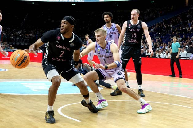 DEU, Basketball Champions League (BCL) , ALBA vs. BC Sabah, 16.12.2025, Uber-Arena, Berlin, DEU, Basketball Champions League (BCL) , ALBA vs. BC Sabah, im Bild Sam Griesel (ALBA Berlin 5), Keith Jordan (Sabah BC Bak 2)