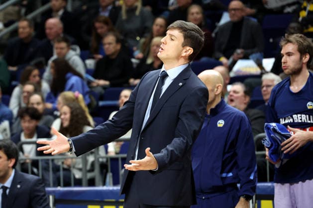 DEU, Basketball Champions League (BCL) , ALBA vs. BC Sabah, 16.12.2025, Uber-Arena, Berlin, DEU, Basketball Champions League (BCL) , ALBA vs. BC Sabah, im Bild CHEFTRAINER Pedro Calles (ALBA Berlin)