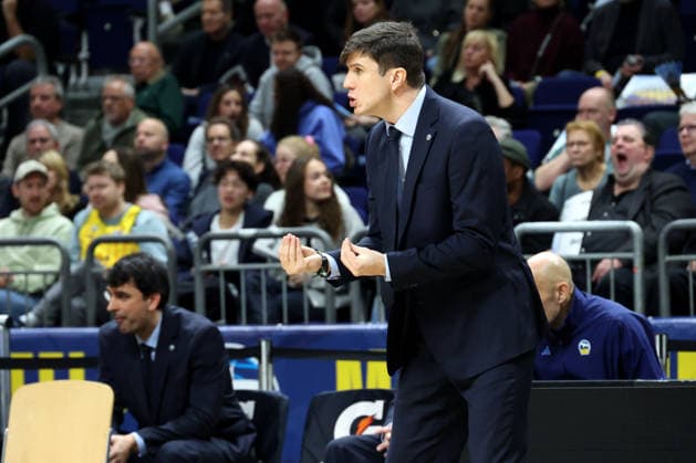 DEU, Basketball Champions League (BCL) , ALBA vs. BC Sabah, 16.12.2025, Uber-Arena, Berlin, DEU, Basketball Champions League (BCL) , ALBA vs. BC Sabah, im Bild CHEFTRAINER Pedro Calles (ALBA Berlin)