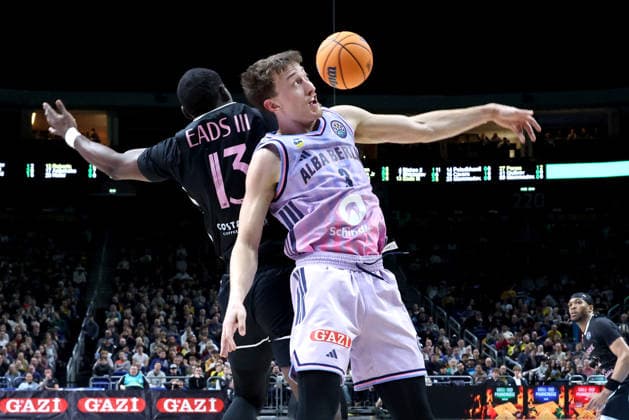 DEU, Basketball Champions League (BCL) , ALBA vs. BC Sabah, 16.12.2025, Uber-Arena, Berlin, DEU, Basketball Champions League (BCL) , ALBA vs. BC Sabah, im Bild Alex OÕConnell (ALBA Berlin 3), James Eads (Sabah BC Bak 13)