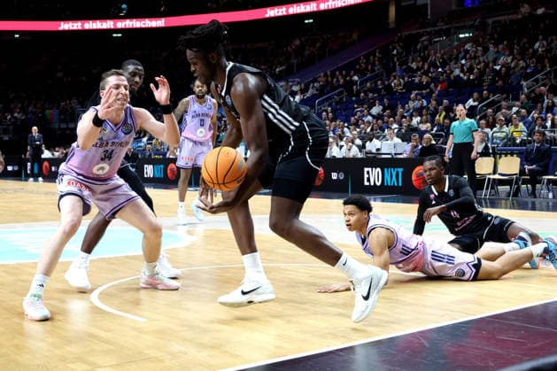 DEU, Basketball Champions League (BCL) , ALBA vs. BC Sabah, 16.12.2025, Uber-Arena, Berlin, DEU, Basketball Champions League (BCL) , ALBA vs. BC Sabah, im Bild Justin Bean (ALBA Berlin 34), Jack Kayil( ALBA Berlin 7), Gerry Blakes (Sabah BC Bak 4), Jean-Marc Pansa (Sabah BC Bak 27)