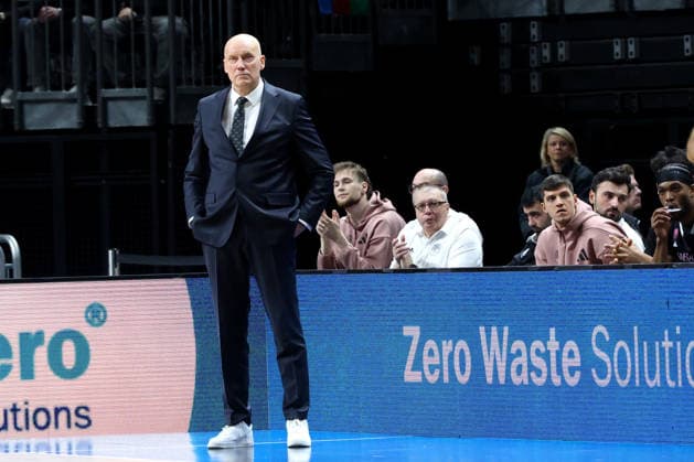 DEU, Basketball Champions League (BCL) , ALBA vs. BC Sabah, 16.12.2025, Uber-Arena, Berlin, DEU, Basketball Champions League (BCL) , ALBA vs. BC Sabah, im Bild Headcoach: Rimas Kurtinaitis (Sabah BC Baku), Sabah BC Baku-Spielerbank