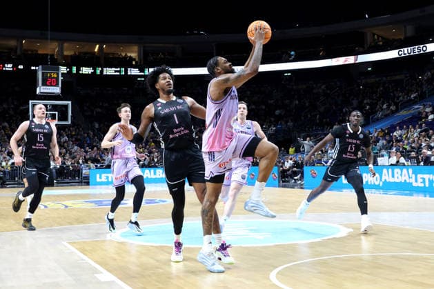 DEU, Basketball Champions League (BCL) , ALBA vs. BC Sabah, 16.12.2025, Uber-Arena, Berlin, DEU, Basketball Champions League (BCL) , ALBA vs. BC Sabah, im Bild J Wan Roberts (ALBA Berlin 13), Justin Tillman (Sabah BC Bak 1)