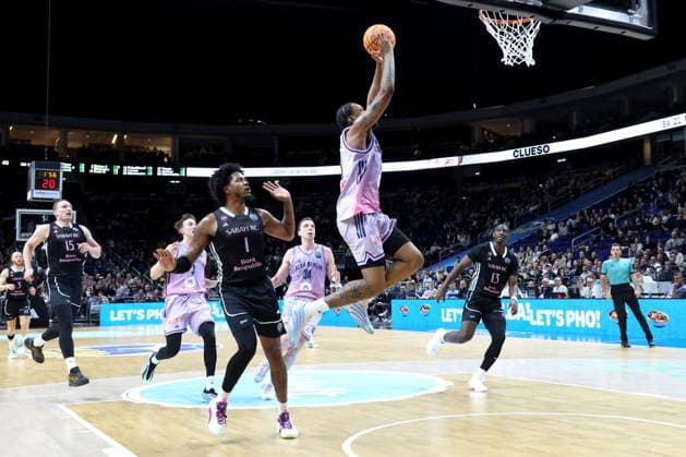 DEU, Basketball Champions League (BCL) , ALBA vs. BC Sabah, 16.12.2025, Uber-Arena, Berlin, DEU, Basketball Champions League (BCL) , ALBA vs. BC Sabah, im Bild J Wan Roberts (ALBA Berlin 13), Justin Tillman (Sabah BC Bak 1)