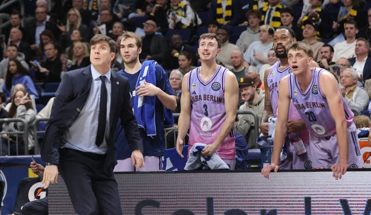 Trainer Pedro Calles, Malte Delow, Alex O Connell, Anton Nufer Basketball Champions League CL Herren Saison 2025 2026 16.12.2025 ALBA Berlin vs. BC Sabah Baku