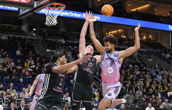 Keith Jordan, Klavs Cavars, Norris Agbakoko Zweikampf Spielszene Aktion Basketball Champions League CL Herren Saison 2025 2026 16.12.2025 ALBA Berlin vs. BC Sabah Baku