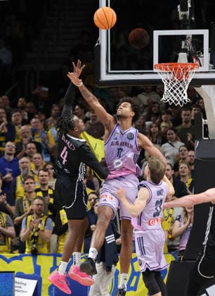 Gerry Blakes, Norris Agbakoko Zweikampf Spielszene Aktion Basketball Champions League CL Herren Saison 2025 2026 16.12.2025 ALBA Berlin vs. BC Sabah Baku