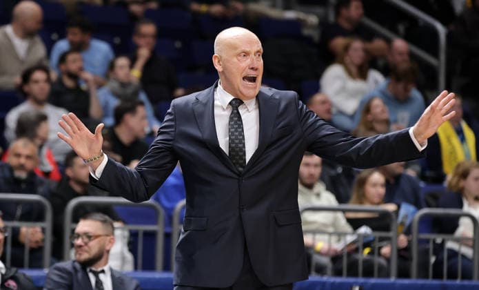 Trainer Rimas Kurtinaitis gibt Anweisungen Aktion Oberkörper Basketball Champions League CL Herren Saison 2025 2026 16.12.2025 ALBA Berlin vs. BC Sabah Baku