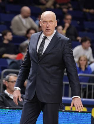 Trainer Rimas Kurtinaitis gibt Anweisungen Aktion Oberkörper Basketball Champions League CL Herren Saison 2025 2026 16.12.2025 ALBA Berlin vs. BC Sabah Baku