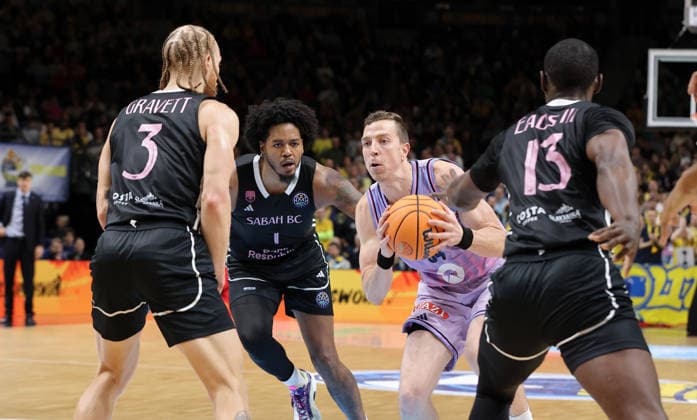Hassan Gravett, Justin Tillman, Justin Bean am Ball, James Eads III Zweikampf Spielszene Aktion Basketball Champions League CL Herren Saison 2025 2026 16.12.2025 ALBA Berlin vs. BC Sabah Baku