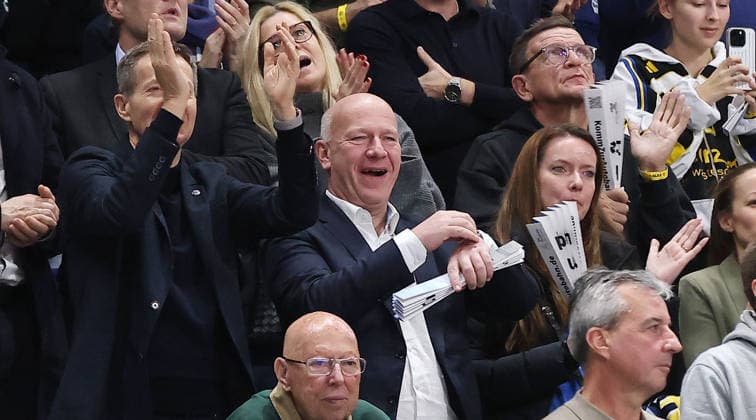 Bürgermeister Kai Wegner jubelt mit Alba Basketball Champions League CL Herren Saison 2025 2026 16.12.2025 ALBA Berlin vs. BC Sabah Baku