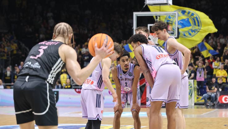 Alba Spieler beraten sich Basketball Champions League CL Herren Saison 2025 2026 16.12.2025 ALBA Berlin vs. BC Sabah Baku