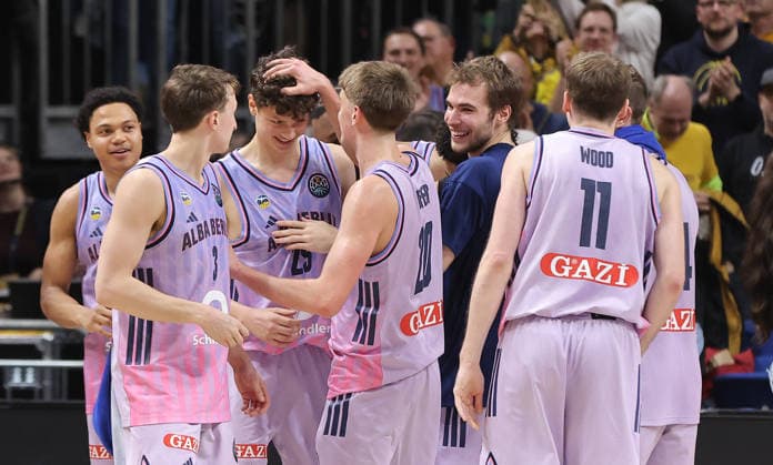 Alba Mannschaft jubelt nach Spielende Freude Emotion Jubel Basketball Champions League CL Herren Saison 2025 2026 16.12.2025 ALBA Berlin vs. BC Sabah Baku
