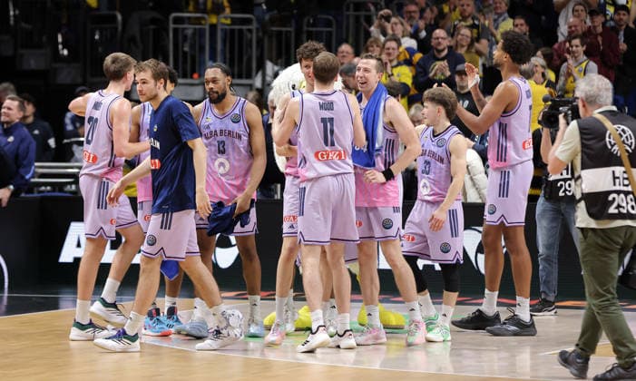 Alba Mannschaft jubelt nach Spielende Freude Emotion Jubel Basketball Champions League CL Herren Saison 2025 2026 16.12.2025 ALBA Berlin vs. BC Sabah Baku