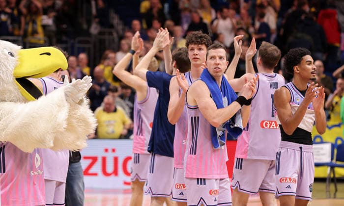 Justin Bean, Matheo Hermann, Alba Mannschaft jubelt nach Spielende Freude Emotion Jubel Basketball Champions League CL Herren Saison 2025 2026 16.12.2025 ALBA Berlin vs. BC Sabah Baku