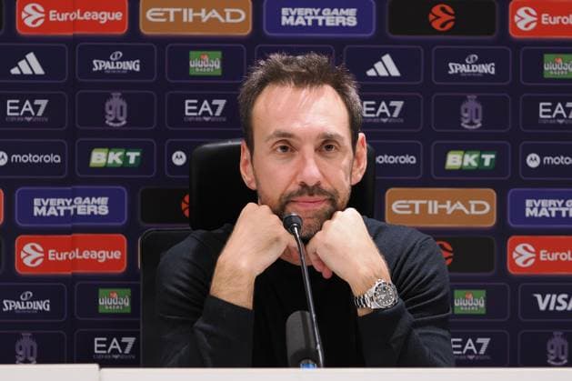 Peppe Poeta, head coach EA7 Emporio Armani Olimpia Milano during EA7 Emporio Armani Milano vs Real Madrid, Basketball Euroleague match in Assago (MI), Italy, December 16 2025  Copyright: xSavinoxPaolella IPAxSportx xipa-agency.netx xx IPA_69225569 IPA_Agency_IPA69225569