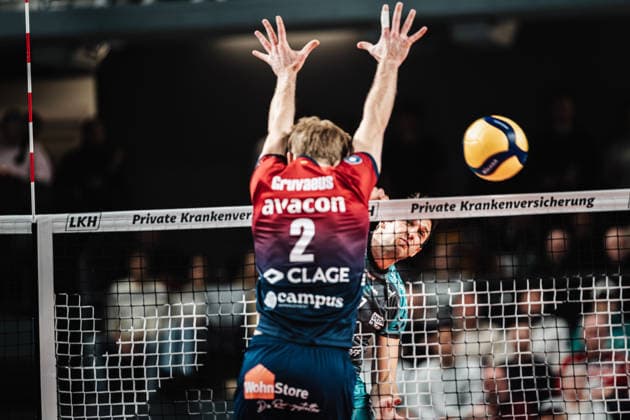 Volleyball Herren Saison 2025 2026 1. Volleyball Bundesliga Männer DVV Pokal Halbfinale SVG Lüneburg vs. SWD powervolleys Düren 16.12.2025 Jordan Canham ( 7, SWD powervolleys Düren) beim Angriff gegen Daniel Gruvaeus ( 2, SVG Lüneburg) Lüneburg LKH Arena Niedersachsen Deutschland