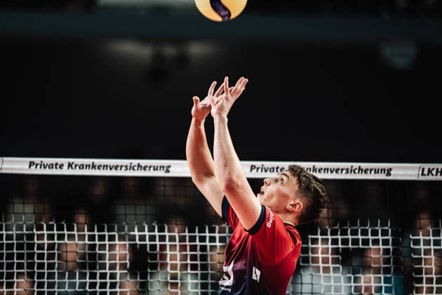 Volleyball Herren Saison 2025 2026 1. Volleyball Bundesliga Männer DVV Pokal Halbfinale SVG Lüneburg vs. SWD powervolleys Düren 16.12.2025 Zuspiel von Santeri Välimaa ( 12, SVG Lüneburg) Lüneburg LKH Arena Niedersachsen Deutschland