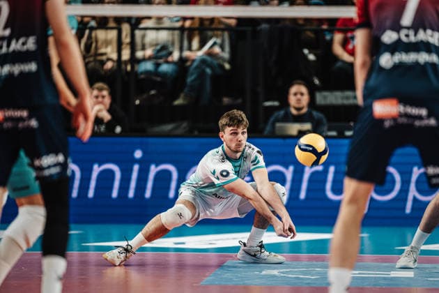 Volleyball Herren Saison 2025 2026 1. Volleyball Bundesliga Männer DVV Pokal Halbfinale SVG Lüneburg vs. SWD powervolleys Düren 16.12.2025 Troy Gooch ( 6, SWD powervolleys Düren) nimmt den Ball an Lüneburg LKH Arena Niedersachsen Deutschland