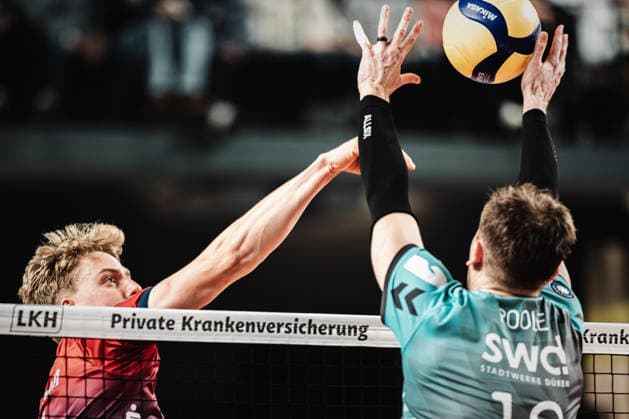 Volleyball Herren Saison 2025 2026 1. Volleyball Bundesliga Männer DVV Pokal Halbfinale SVG Lüneburg vs. SWD powervolleys Düren 16.12.2025 v.l. Axel Valentin Enlund ( 17, SVG Lüneburg) gegen Ryan Poole ( 19, SWD powervolleys Düren) Lüneburg LKH Arena Niedersachsen Deutschland