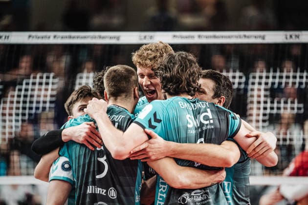 Volleyball Herren Saison 2025 2026 1. Volleyball Bundesliga Männer DVV Pokal Halbfinale SVG Lüneburg vs. SWD powervolleys Düren 16.12.2025 Düren jubelt, in der Mitte Siebe Korenblek ( 12, SWD powervolleys Düren) Lüneburg LKH Arena Niedersachsen Deutschland