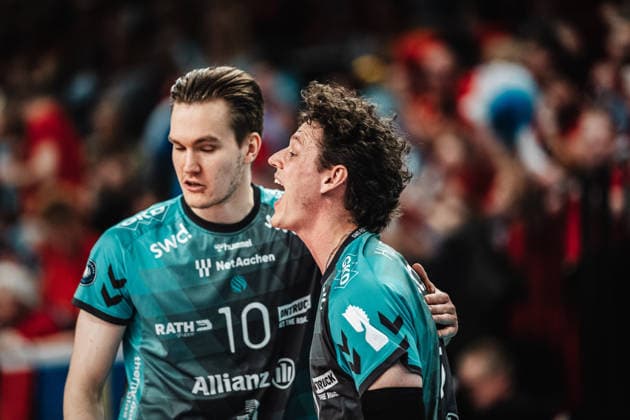 Volleyball Herren Saison 2025 2026 1. Volleyball Bundesliga Männer DVV Pokal Halbfinale SVG Lüneburg vs. SWD powervolleys Düren 16.12.2025 Zac Hutcheson ( 15, SWD powervolleys Düren) emotional Lüneburg LKH Arena Niedersachsen Deutschland