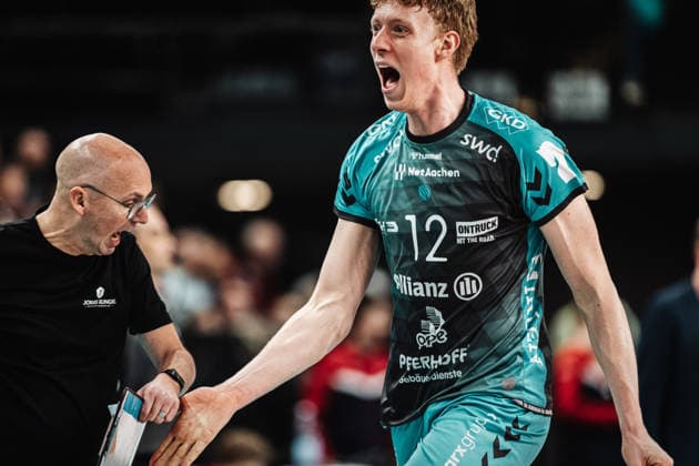 Volleyball Herren Saison 2025 2026 1. Volleyball Bundesliga Männer DVV Pokal Halbfinale SVG Lüneburg vs. SWD powervolleys Düren 16.12.2025 Jubel v.l. Trainer Christophe Achten (SWD powervolleys Düren) und Siebe Korenblek ( 12, SWD powervolleys Düren) Lüneburg LKH Arena Niedersachsen Deutschland