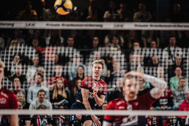 Sport Bilder des Tages Volleyball Herren Saison 2025 2026 1. Volleyball Bundesliga Männer DVV Pokal Halbfinale SVG Lüneburg vs. SWD powervolleys Düren 16.12.2025 Aufschlag von Daniel Gruvaeus ( 2, SVG Lüneburg) Lüneburg LKH Arena Niedersachsen Deutschland