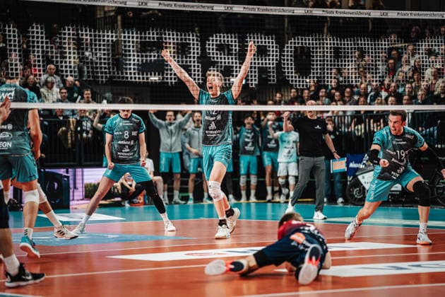 Volleyball Herren Saison 2025 2026 1. Volleyball Bundesliga Männer DVV Pokal Halbfinale SVG Lüneburg vs. SWD powervolleys Düren 16.12.2025 Düren jubelt, in der Mitte Siebe Korenblek ( 12, SWD powervolleys Düren) Lüneburg LKH Arena Niedersachsen Deutschland