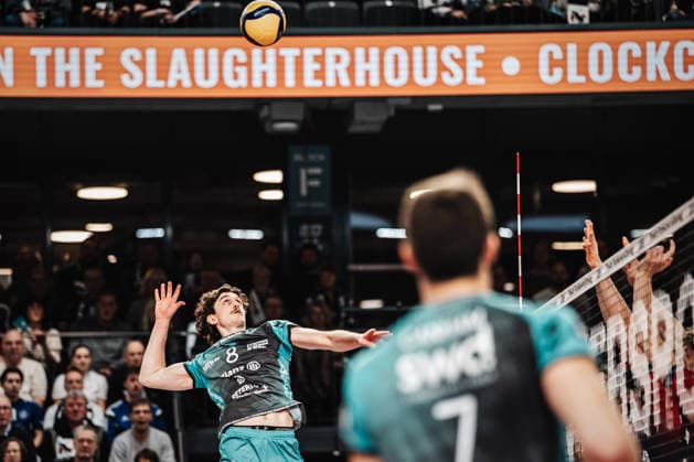 Volleyball Herren Saison 2025 2026 1. Volleyball Bundesliga Männer DVV Pokal Halbfinale SVG Lüneburg vs. SWD powervolleys Düren 16.12.2025 Robin Baghdady ( 8, SWD powervolleys Düren) beim Angriff Lüneburg LKH Arena Niedersachsen Deutschland