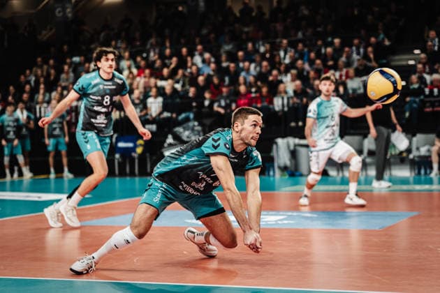 Volleyball Herren Saison 2025 2026 1. Volleyball Bundesliga Männer DVV Pokal Halbfinale SVG Lüneburg vs. SWD powervolleys Düren 16.12.2025 Jordan Canham ( 7, SWD powervolleys Düren) spielt den Ball Lüneburg LKH Arena Niedersachsen Deutschland
