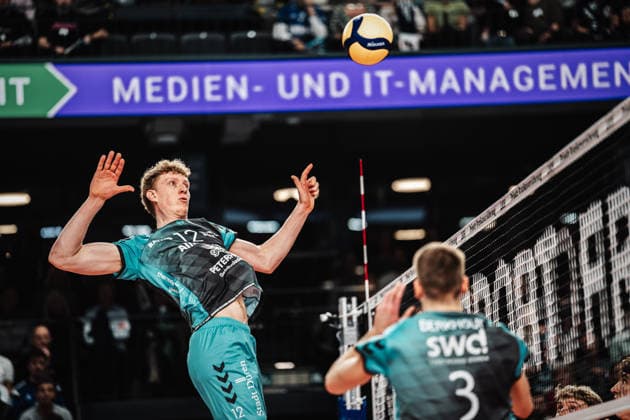 Volleyball Herren Saison 2025 2026 1. Volleyball Bundesliga Männer DVV Pokal Halbfinale SVG Lüneburg vs. SWD powervolleys Düren 16.12.2025 Siebe Korenblek ( 12, SWD powervolleys Düren) beim Angriff Lüneburg LKH Arena Niedersachsen Deutschland