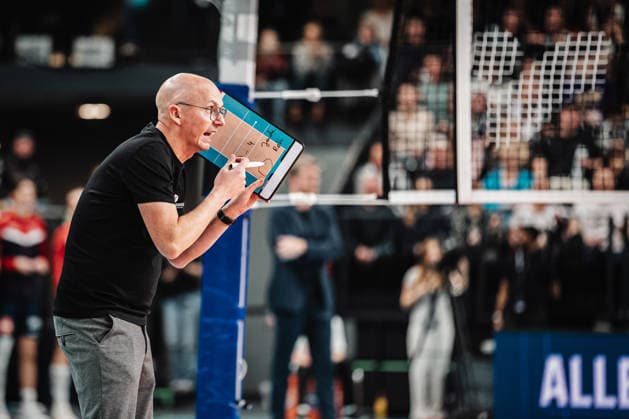 Volleyball Herren Saison 2025 2026 1. Volleyball Bundesliga Männer DVV Pokal Halbfinale SVG Lüneburg vs. SWD powervolleys Düren 16.12.2025 Trainer Christophe Achten (SWD powervolleys Düren) gibt Anweisungen Lüneburg LKH Arena Niedersachsen Deutschland