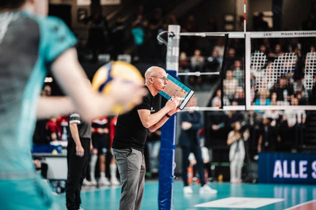 Volleyball Herren Saison 2025 2026 1. Volleyball Bundesliga Männer DVV Pokal Halbfinale SVG Lüneburg vs. SWD powervolleys Düren 16.12.2025 Trainer Christophe Achten (SWD powervolleys Düren) gibt Anweisungen Lüneburg LKH Arena Niedersachsen Deutschland