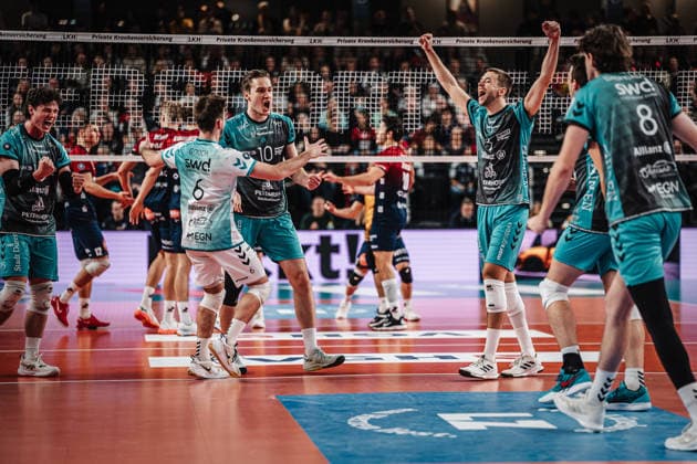 Volleyball Herren Saison 2025 2026 1. Volleyball Bundesliga Männer DVV Pokal Halbfinale SVG Lüneburg vs. SWD powervolleys Düren 16.12.2025 Jubel Düren v.l. Zac Hutcheson ( 15, SWD powervolleys Düren), Troy Gooch ( 6, SWD powervolleys Düren), Petteri Tyynismaa ( 10, SWD powervolleys Düren), Joris Berkhout ( 3, SWD powervolleys Düren) Lüneburg LKH Arena Niedersachsen Deutschland