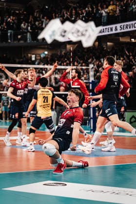 Volleyball Herren Saison 2025 2026 1. Volleyball Bundesliga Männer DVV Pokal Halbfinale SVG Lüneburg vs. SWD powervolleys Düren 16.12.2025 Lüneburg jubelt nach dem Sieg und dem Einzug in das zoi DVV Pokalfinale, in der Mitte Santeri Välimaa ( 12, SVG Lüneburg) Lüneburg LKH Arena Niedersachsen Deutschland