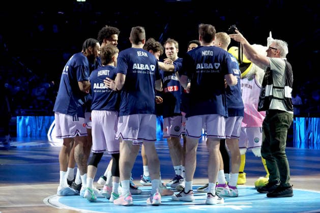 DEU, Basketball Champions League (BCL) , ALBA vs. BC Sabah, 16.12.2025, Uber-Arena, Berlin, DEU, Basketball Champions League (BCL) , ALBA vs. BC Sabah, im Bild ALBA-Spielerkreis