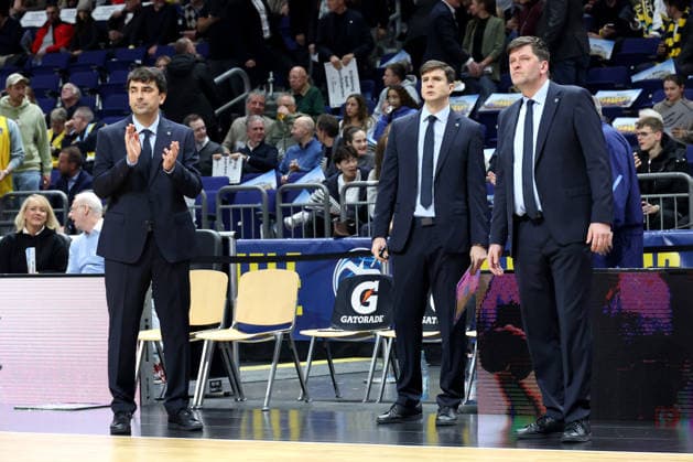 DEU, Basketball Champions League (BCL) , ALBA vs. BC Sabah, 16.12.2025, Uber-Arena, Berlin, DEU, Basketball Champions League (BCL) , ALBA vs. BC Sabah, im Bild ALBA-Trainer, CHEFTRAINER Pedro Calles (ALBA Berlin), Co-Trainer Vladimir Bogojevic (ALBA Berlin),Assistentstrainer Sebastian Trzcionka (ALBA Berlin)