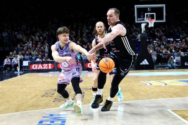 DEU, Basketball Champions League (BCL) , ALBA vs. BC Sabah, 16.12.2025, Uber-Arena, Berlin, DEU, Basketball Champions League (BCL) , ALBA vs. BC Sabah, im Bild Bennet Hundt (ALBA Berlin 33), Klaevs Cavars (Sabah BC Bak 15)