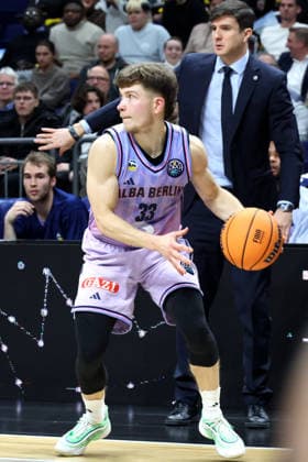DEU, Basketball Champions League (BCL) , ALBA vs. BC Sabah, 16.12.2025, Uber-Arena, Berlin, DEU, Basketball Champions League (BCL) , ALBA vs. BC Sabah, im Bild Bennet Hundt (ALBA Berlin 33), CHEFTRAINER Pedro Calles (ALBA Berlin)
