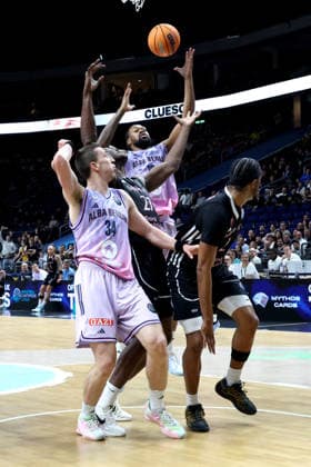 DEU, Basketball Champions League (BCL) , ALBA vs. BC Sabah, 16.12.2025, Uber-Arena, Berlin, DEU, Basketball Champions League (BCL) , ALBA vs. BC Sabah, im Bild J Wan Roberts (ALBA Berlin 13), Justin Bean (ALBA Berlin 34), Keith Jordan (Sabah BC Bak 2)
