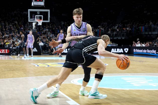 DEU, Basketball Champions League (BCL) , ALBA vs. BC Sabah, 16.12.2025, Uber-Arena, Berlin, DEU, Basketball Champions League (BCL) , ALBA vs. BC Sabah, im Bild Bennet Hundt (ALBA Berlin 33), Hassani Gravett (Sabah BC Bak 3)