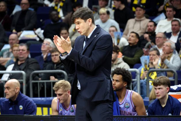 DEU, Basketball Champions League (BCL) , ALBA vs. BC Sabah, 16.12.2025, Uber-Arena, Berlin, DEU, Basketball Champions League (BCL) , ALBA vs. BC Sabah, im Bild CHEFTRAINER Pedro Calles (ALBA Berlin)
