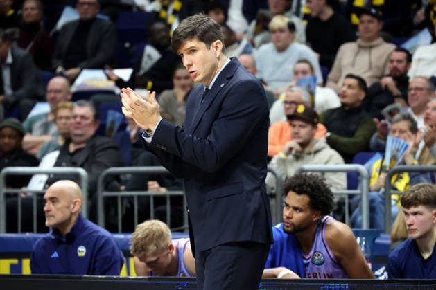 DEU, Basketball Champions League (BCL) , ALBA vs. BC Sabah, 16.12.2025, Uber-Arena, Berlin, DEU, Basketball Champions League (BCL) , ALBA vs. BC Sabah, im Bild CHEFTRAINER Pedro Calles (ALBA Berlin)