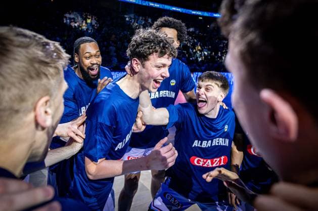 Basketball Berlin 16.12.2025 Saison 2025 2026 Basketball Champions League (BCL) Alba Berlin - Sabah BC Baku Teamvorstellung Alba Richard Schmitt (Alba Berlin, No.25) Anton Nufer (Alba Berlin, No.20) und andere