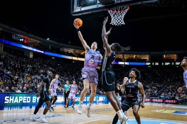 Basketball Berlin 16.12.2025 Saison 2025 2026 Basketball Champions League (BCL) Alba Berlin - Sabah BC Baku Justin Bean (Alba Berlin, No.34) Jean-Marc Pansa (Sabah, No.27)