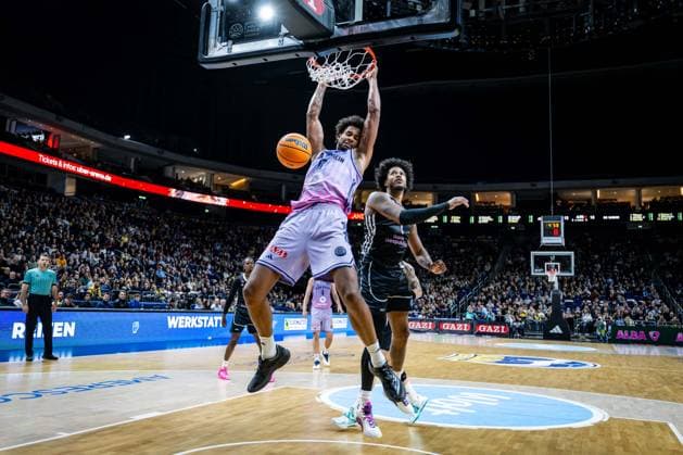 Basketball Berlin 16.12.2025 Saison 2025 2026 Basketball Champions League (BCL) Alba Berlin - Sabah BC Baku Norris Agbakoko (Alba Berlin, No.17) Justin Tillman (Sabah, No.01)